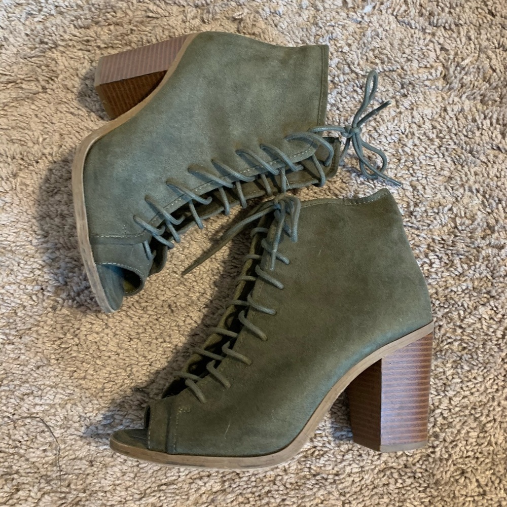 Lace-up Olive Booties